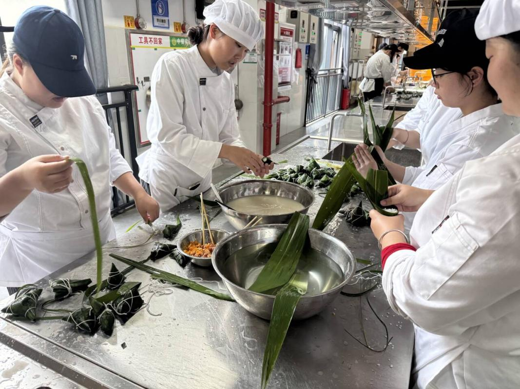 云安学工·班级建设 | 端午安康・粽享团圆——学院25烹饪工艺与营养三班开展端午包粽子主题班级文化建设活动